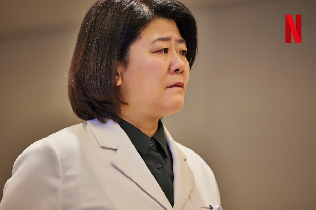 李姃垠則飾演老練的護士長「宋孝信」總是可靠地守護著精神病房。