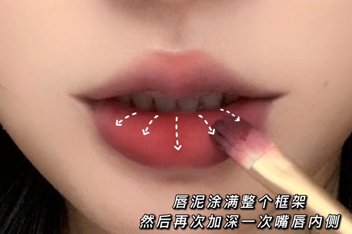 用唇刷上唇彩可以暈染的更自然