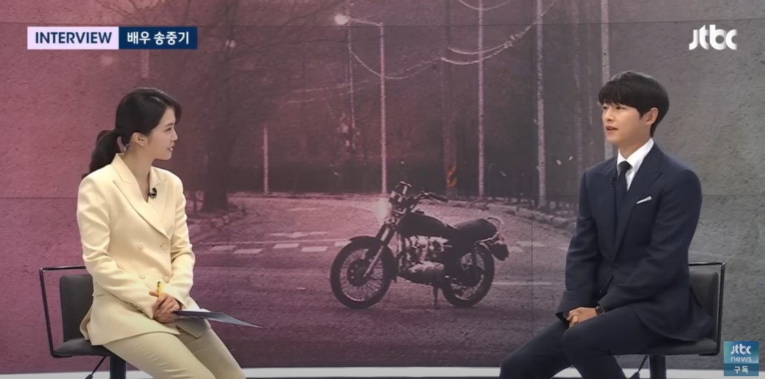 宋仲基近期因宣傳電影接受訪問,透露幸福家庭生活。