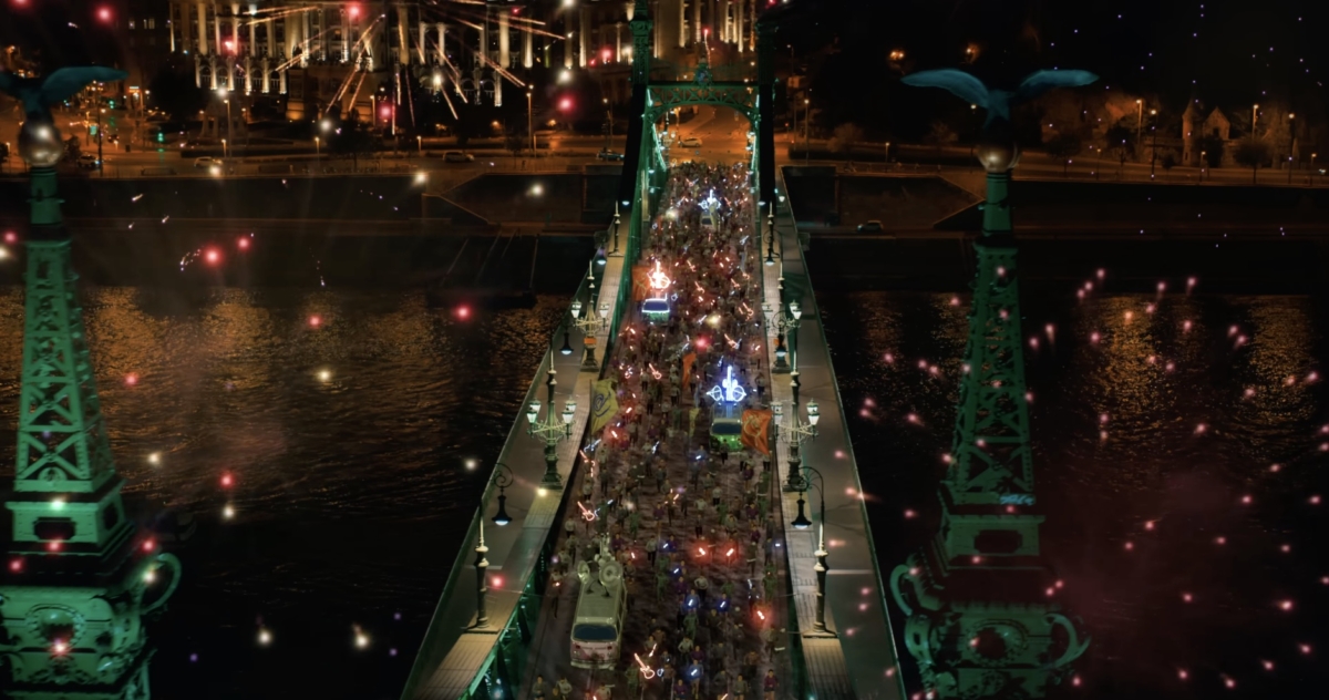 MV最後大家在自由橋上狂歡，場景相當震撼