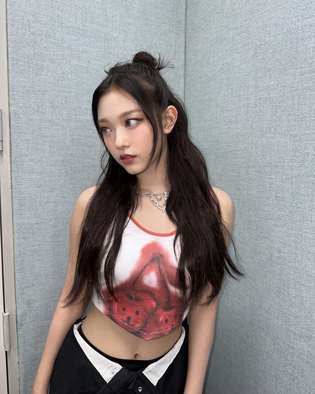 Haerin露出小蠻腰展現身材。