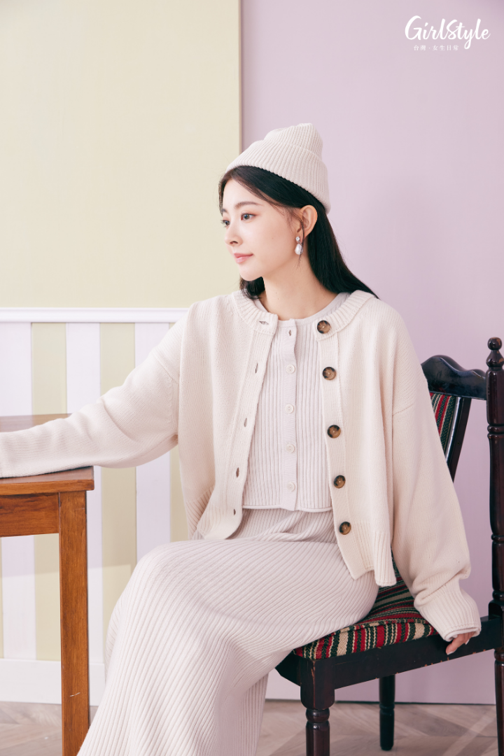 女裝多way羅紋針織連身裙(長袖) NT$990/女裝圓領開襟外套(長袖) NT$790/毛帽 NT$290/女裝超彈性厚底靴 NT$1,290