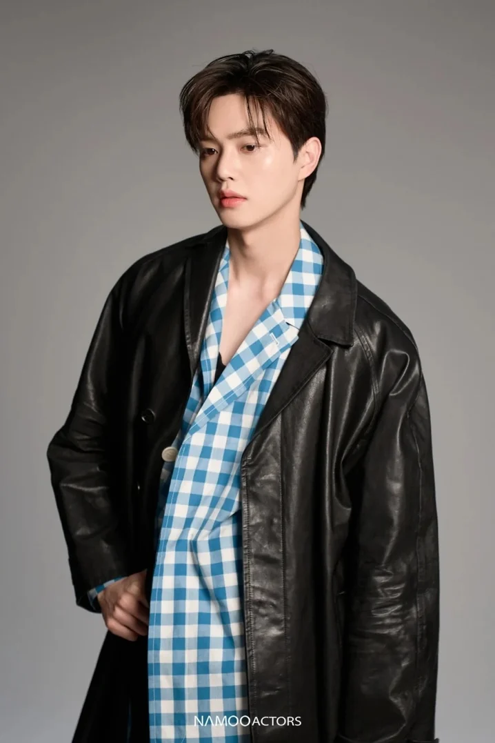 宋江飾演完美無缺、擁有致命美麗的惡魔「鄭具元」