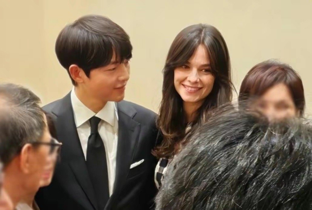 凱蒂依偎在宋仲基身旁。