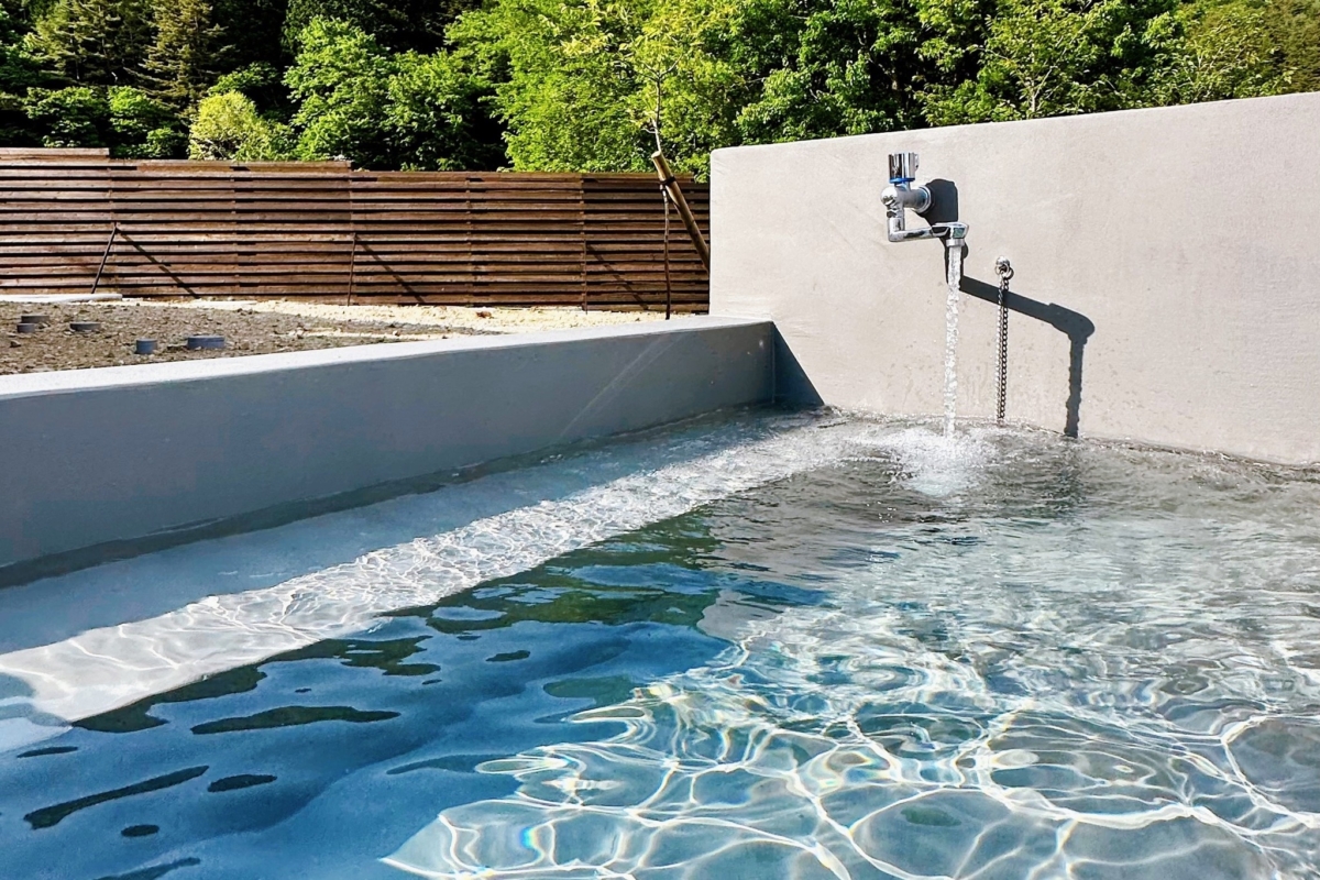 露天浴池水波粼粼。