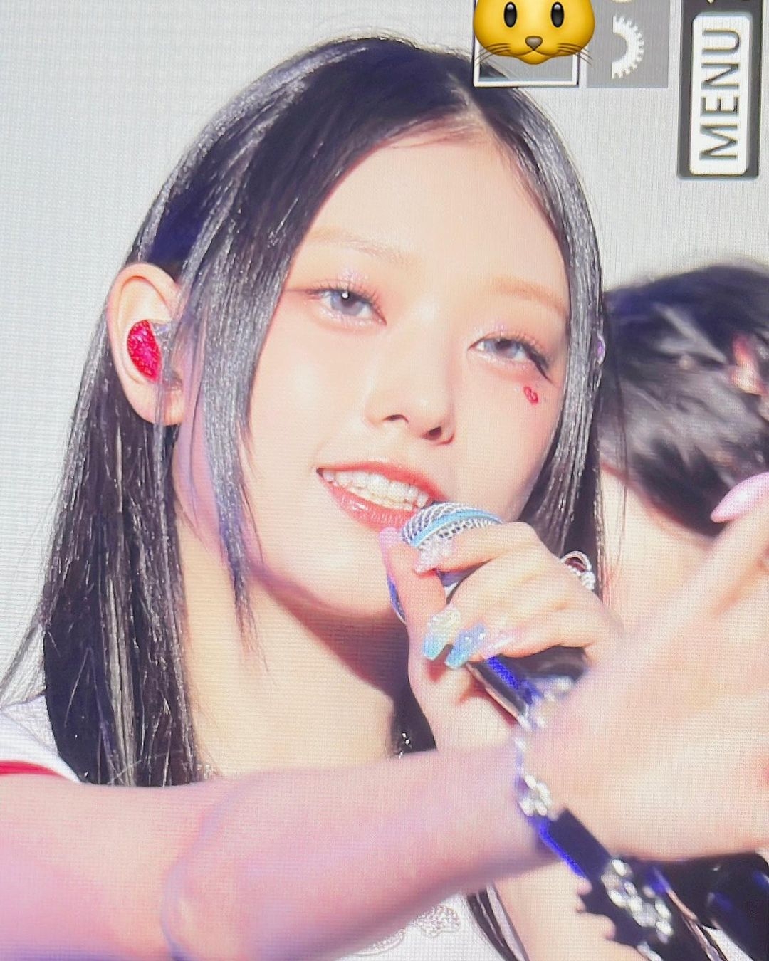 Haerin下巴也變得圓潤。