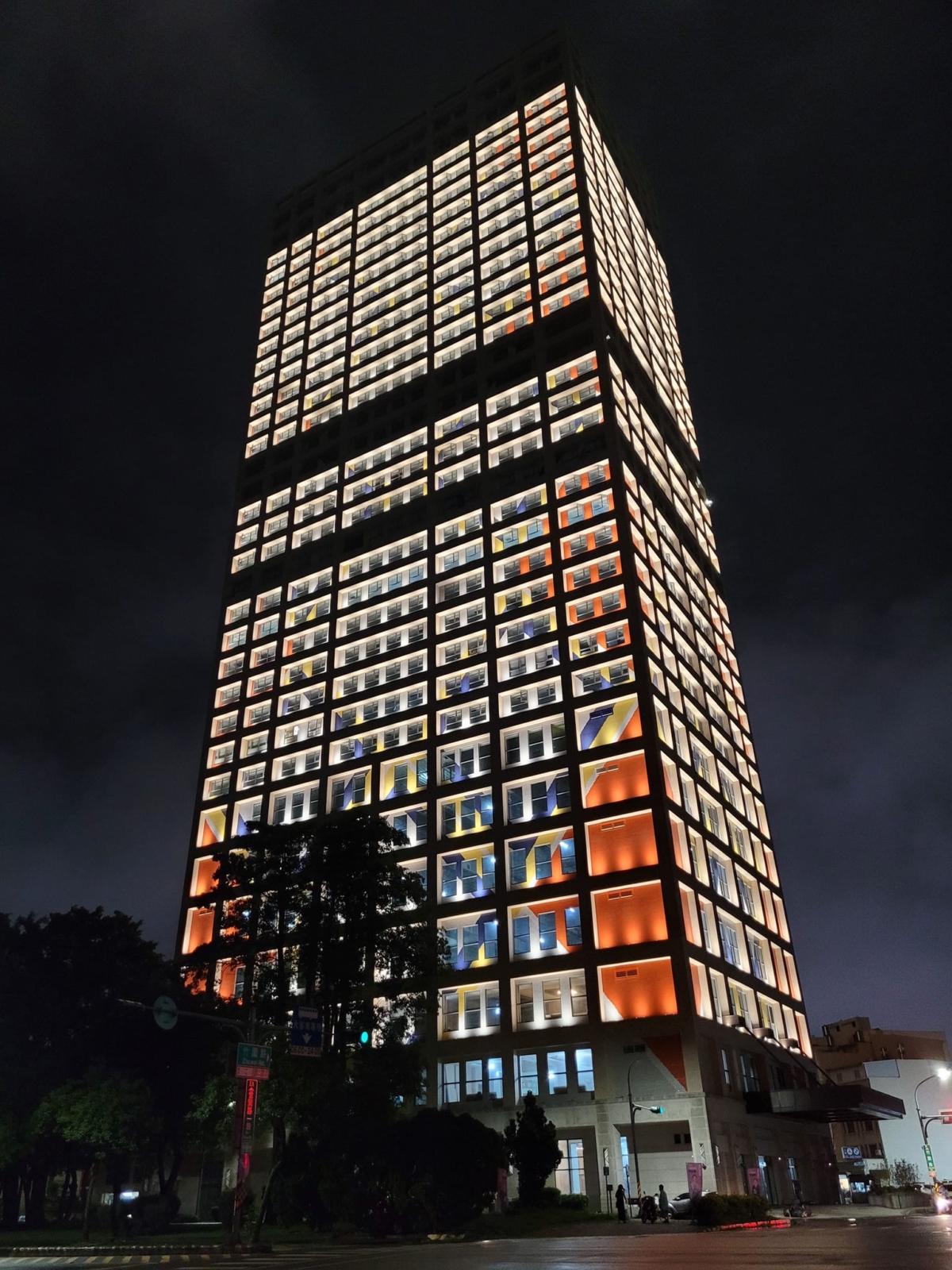 入夜後的「嘉義福容voco酒店」明亮輝煌。