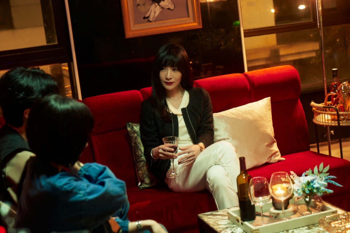 冷豔迷人的陽靚在《美食無間》飾演火鍋店老闆娘。