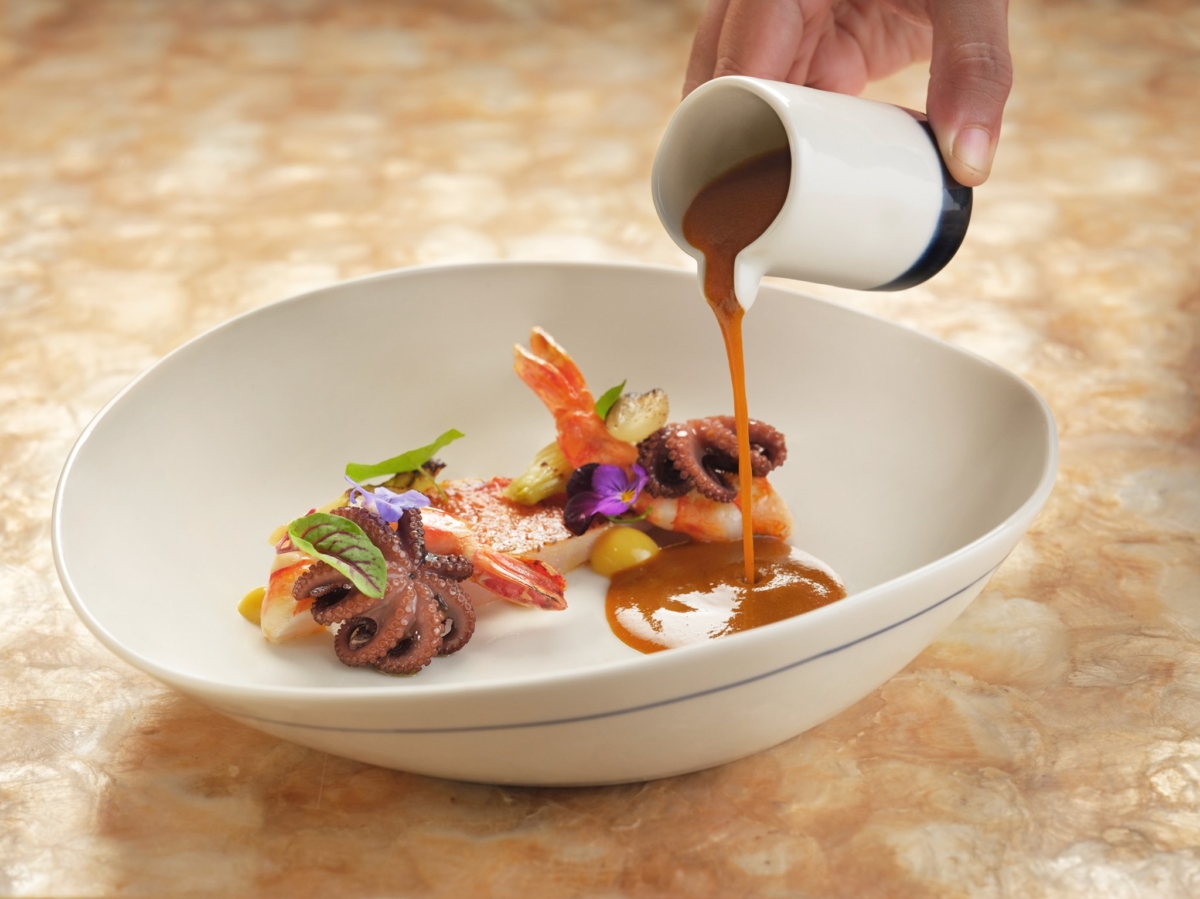 在萊佛士酒店吃得到米其林認證的創新法式料理。