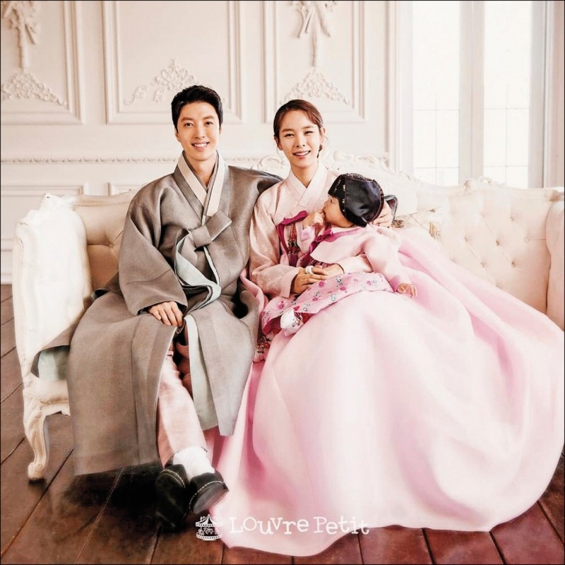 李東健與趙胤熙交往不久後女方就懷孕，兩人奉女成婚。