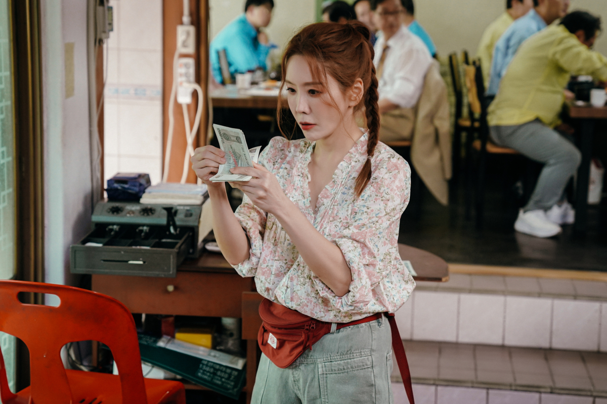 金廷恩出演過《韓半島》、《巴黎戀人》等戲劇，並獲得過多項韓國演技大賞