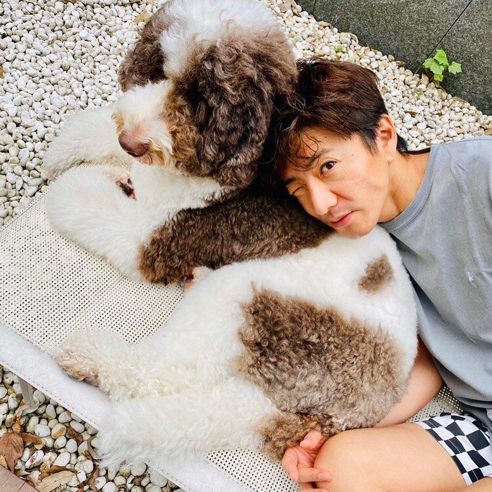 木村拓哉躺在「Hikaru」身上俏皮眨眼。