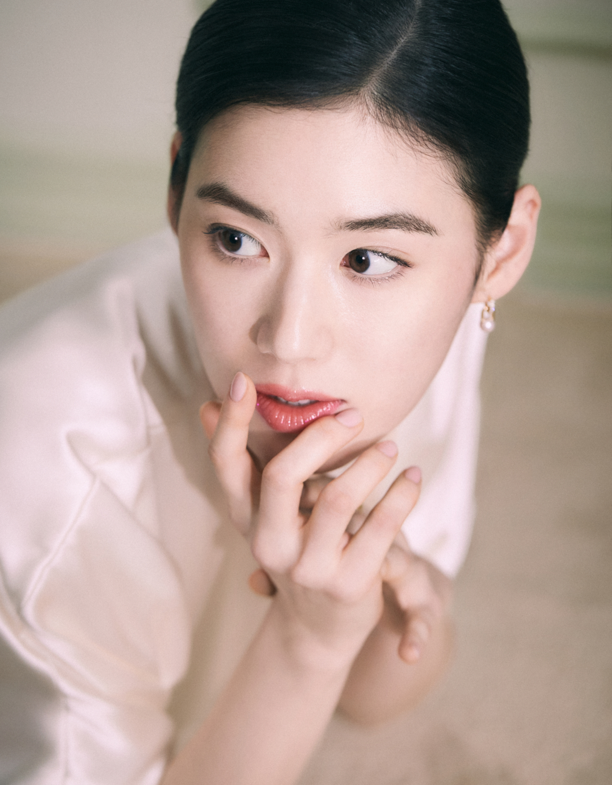 品牌大使鄭恩彩優雅詮釋肌膚之鑰全新「水潤光采氣墊粉霜」