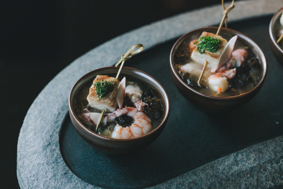 「皇帝魚情人淚蒸牛奶滑蛋」是以鱘龍魚搭配現流海小捲、大頭蝦、鮑魚與雨來菇煮汁蒸蛋。