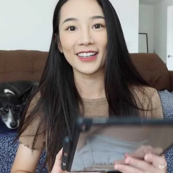 「Kelly」精緻小臉可以輕鬆駕馭長髮和短髮。