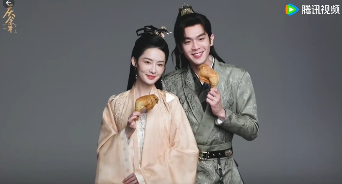 張若昀、李沁拿著雞腿笑呵呵。