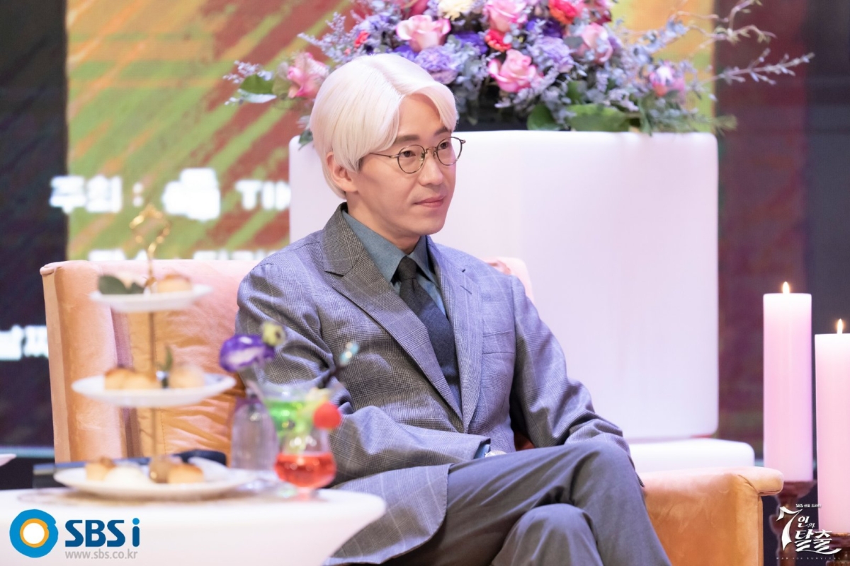 嚴基俊怎麼看都還是很有反派氣息（被打）。