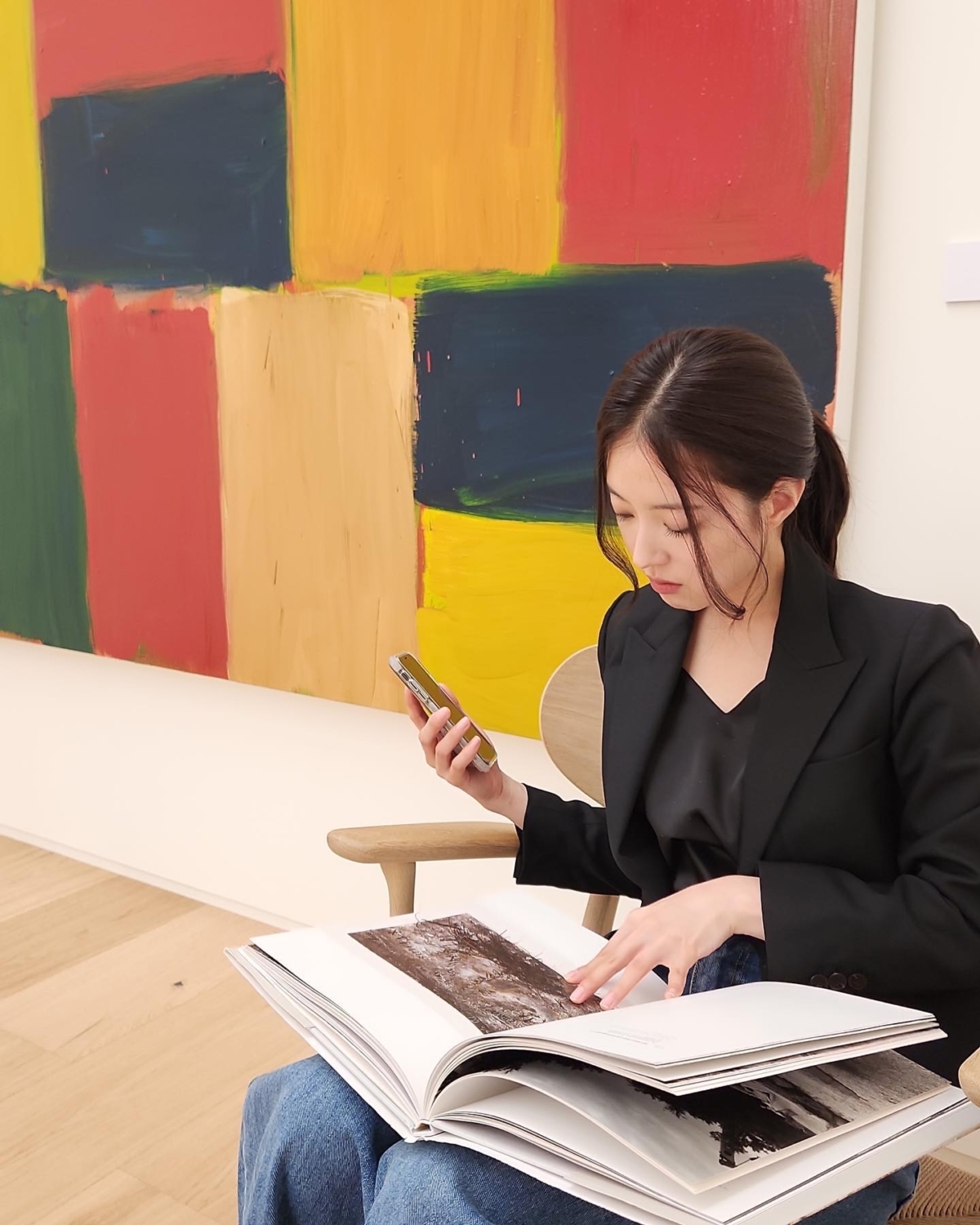 李世榮私服穿搭以西裝外套搭配同色V領上衣