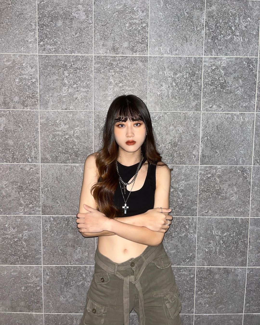 「大小姐」愛子長大後打扮入時,走歐美辣妹風格。