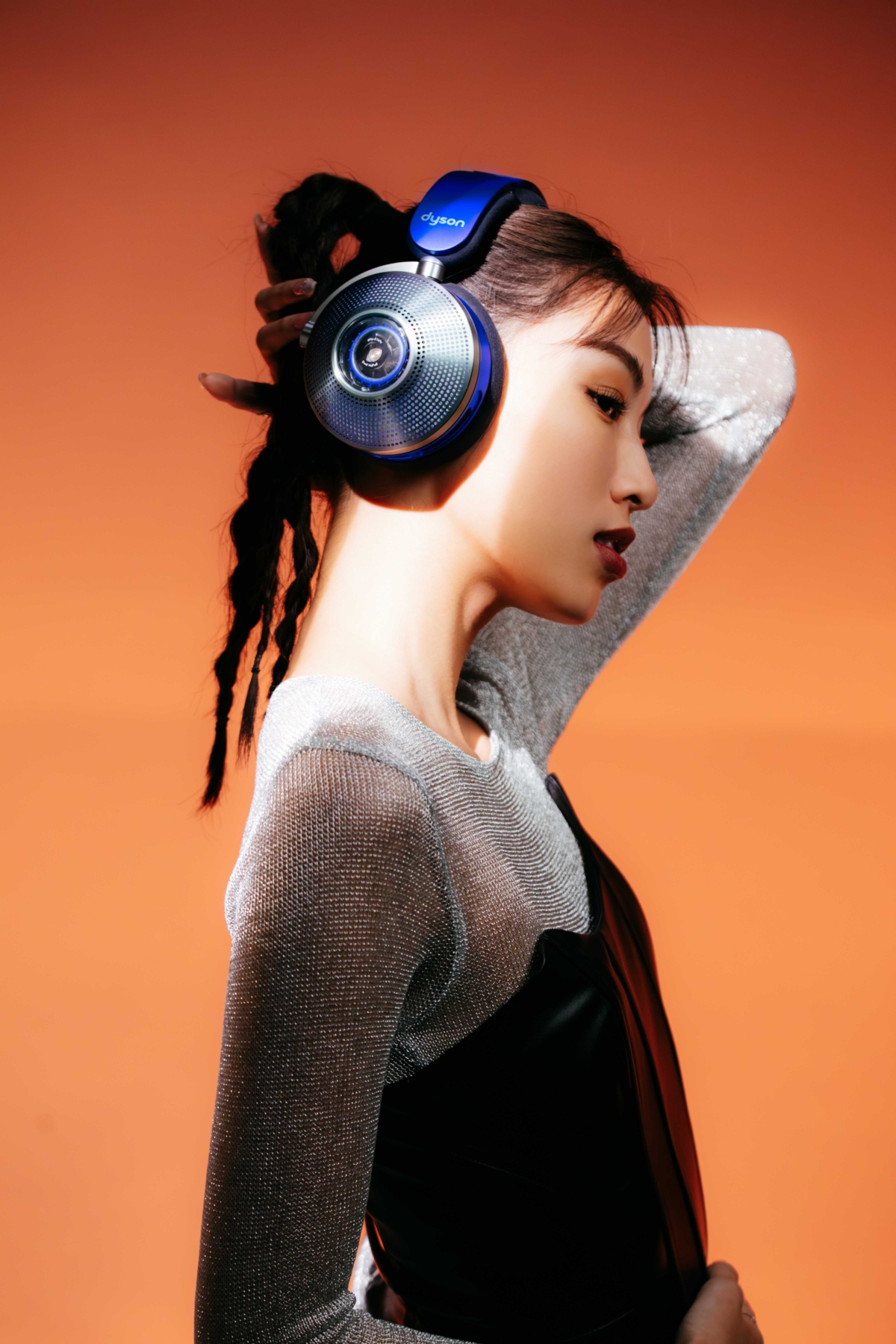 經常飛行各地表演的游宇潼分享,自己最喜歡在飛機上戴耳機聽音樂,每次坐上飛機離開一個城市,就需要用音樂沉澱自己的心情。