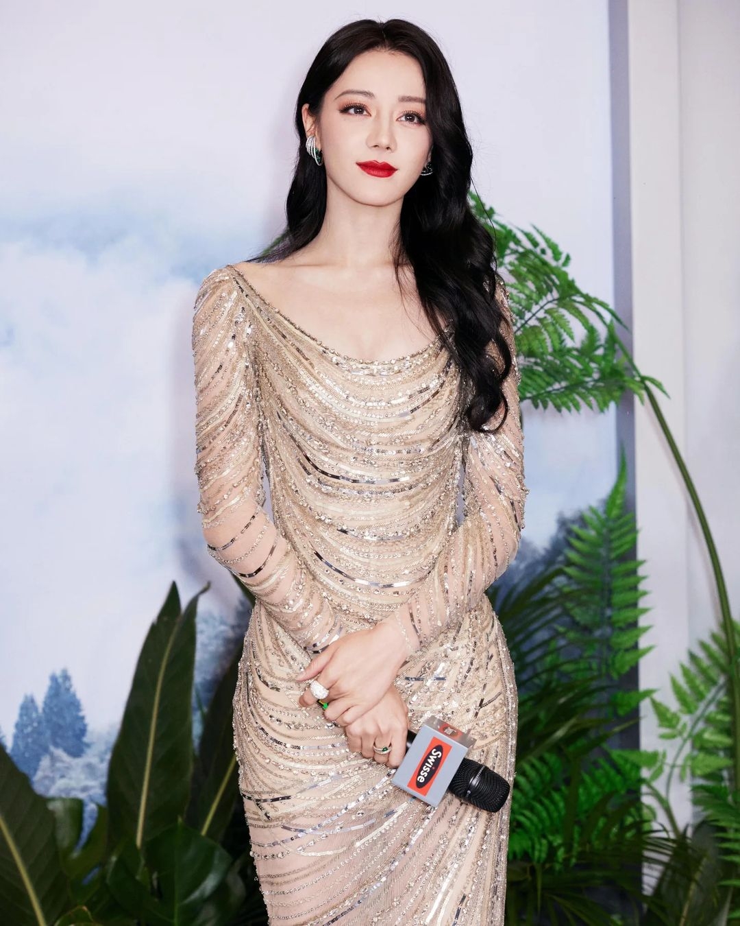 迪麗熱巴Mikael D 流金禮服耀眼奪目。