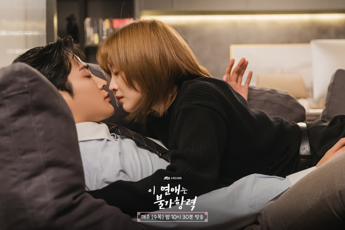 路雲、曹寶兒的愛戀超越的禁書詛咒。