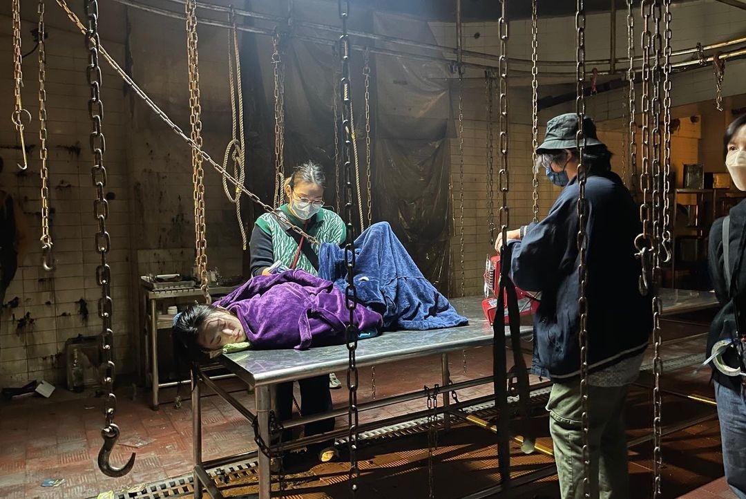 邱偲琹在劇中被鐵鍊綑綁。