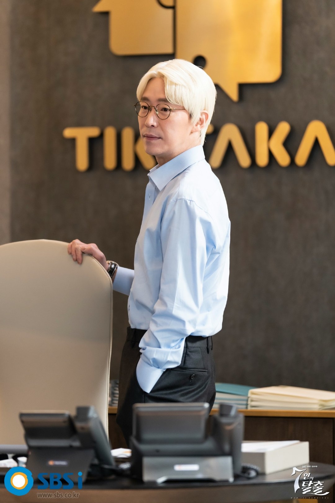 嚴基俊在《7人的逃脫》白髮造型引發討論。