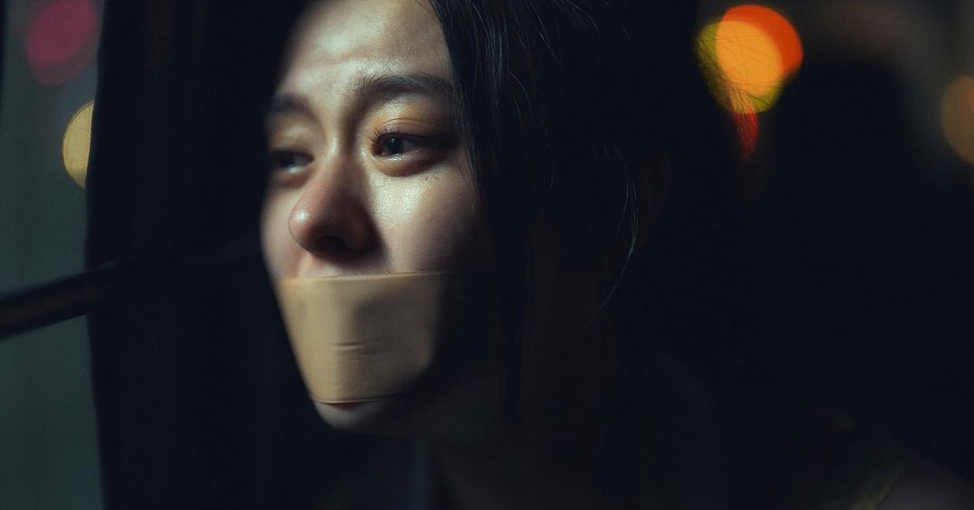 邱偲琹在《模仿犯》當中被綁架凌虐。