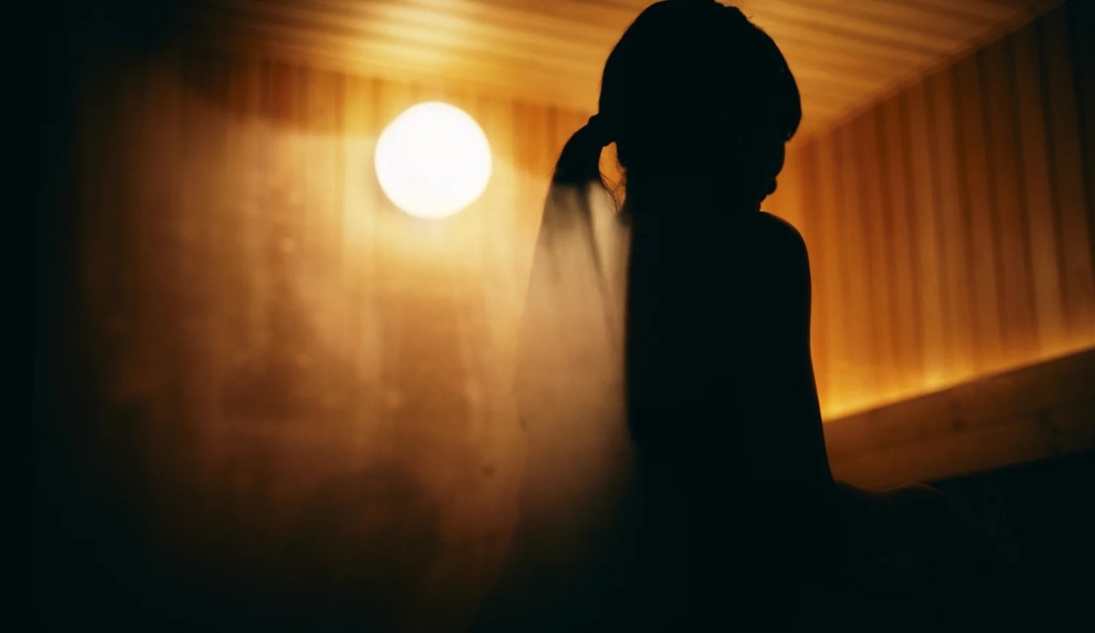 桑拿房水氣氤氳。