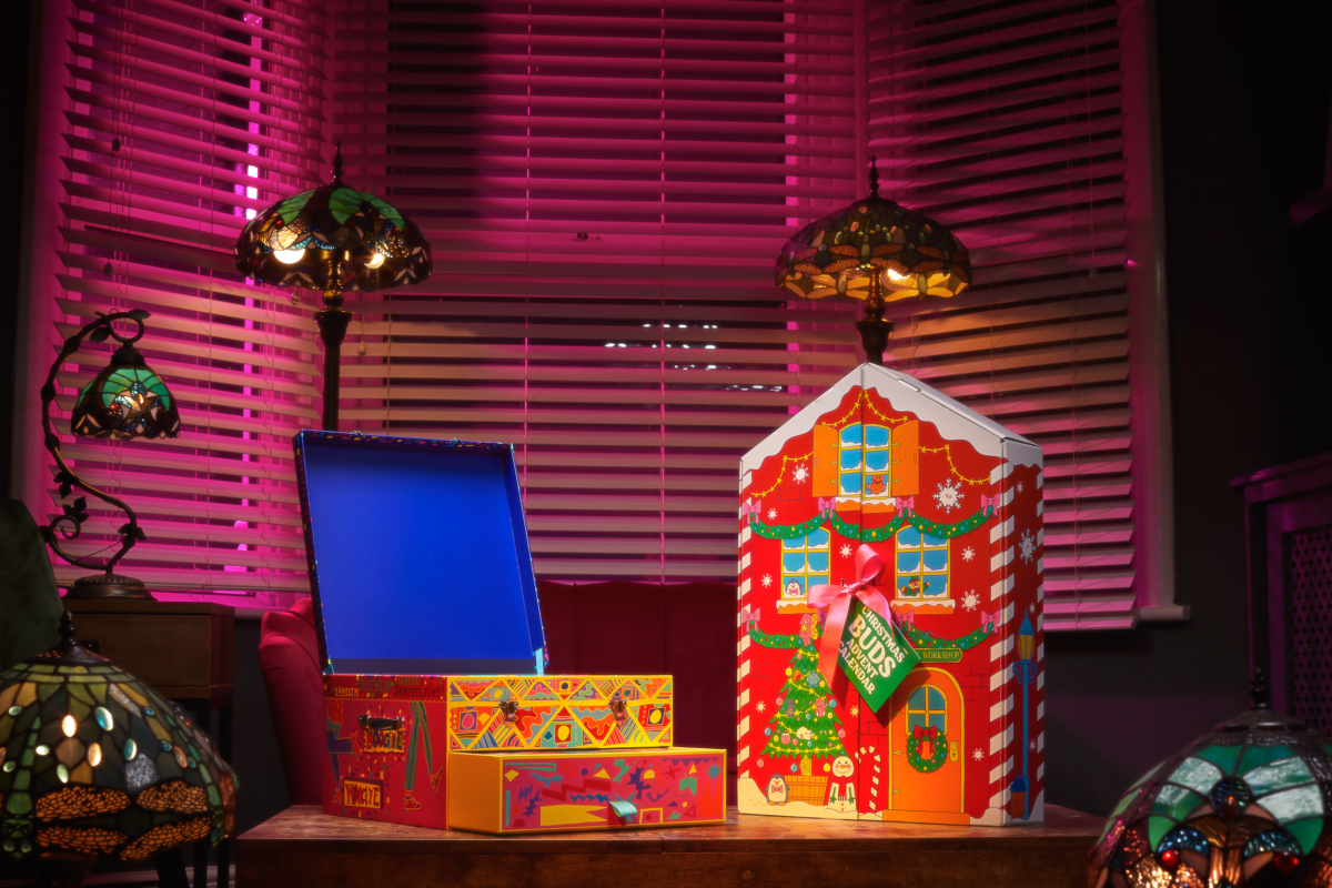 LUSH 在盒子裡開派對:推出兩款可重複使用 2023 年聖誕倒數月曆禮盒