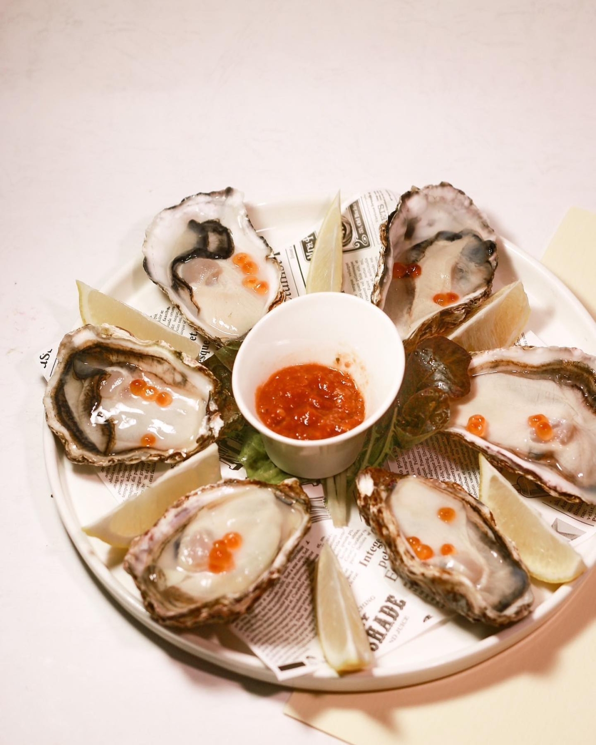 生蠔搭配鮭魚卵的吃法很奢侈。