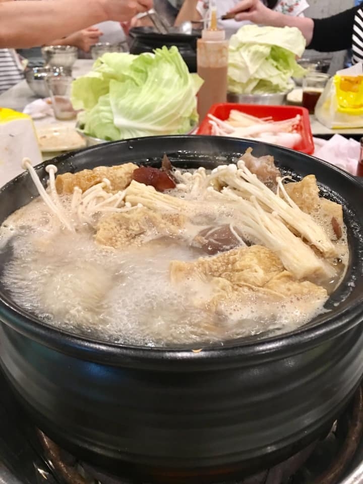 番鴨角薑母鴨漢翔店的副餐鴨肉丸、水果玉米