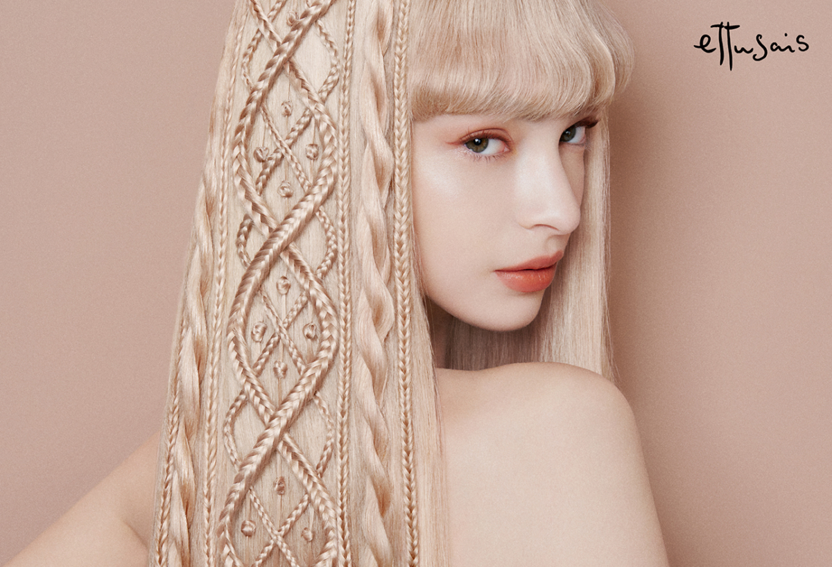 艾杜紗推出「絕不失手眼線膠筆」、「微暮絲絨雙色眼影」全新色系#15典雅楓紅,以及魔束捲翹睫毛膏 限定色#03棕褐色,完美詮釋美拉德風格,氛圍感拉滿!