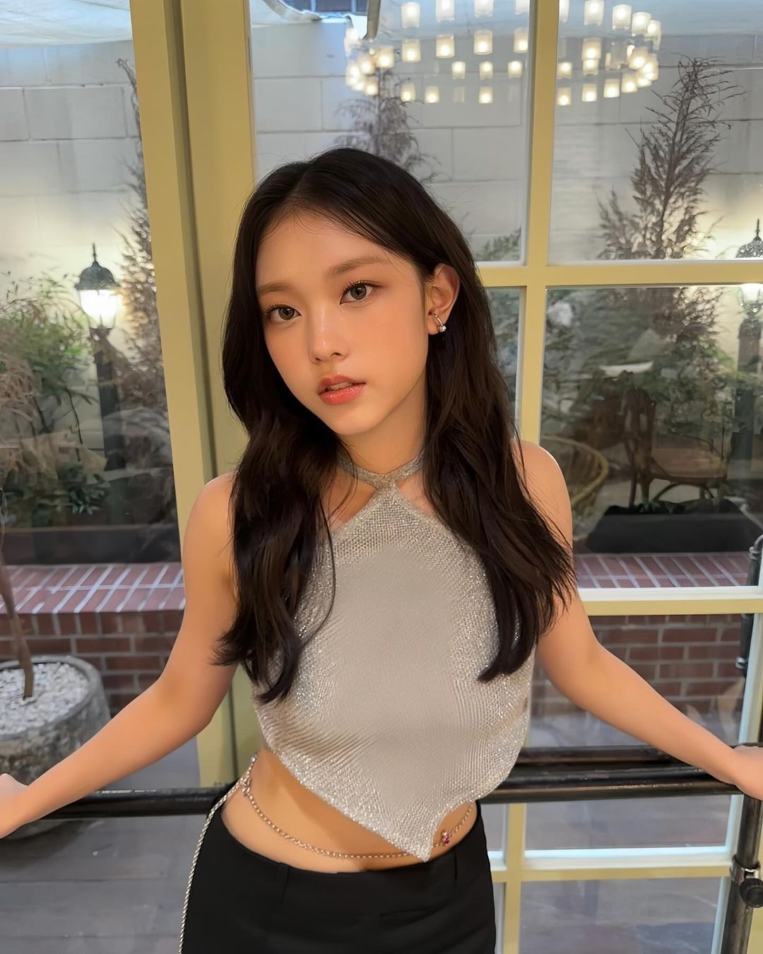 Haerin脫去外套露出性感腰鍊。