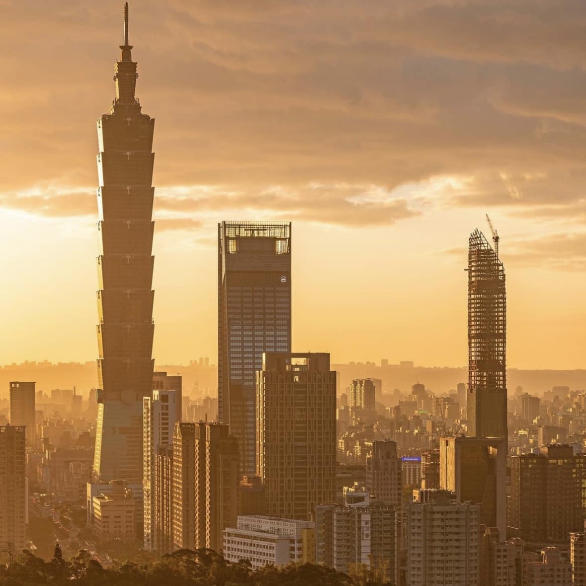 正在興建中的台北天空塔The Sky Taipei與101隔空相望。