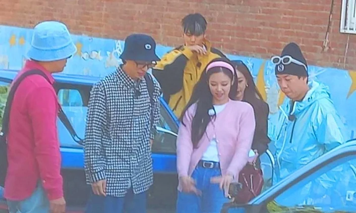 Jennie身穿粉紅色髮帶和針織衫