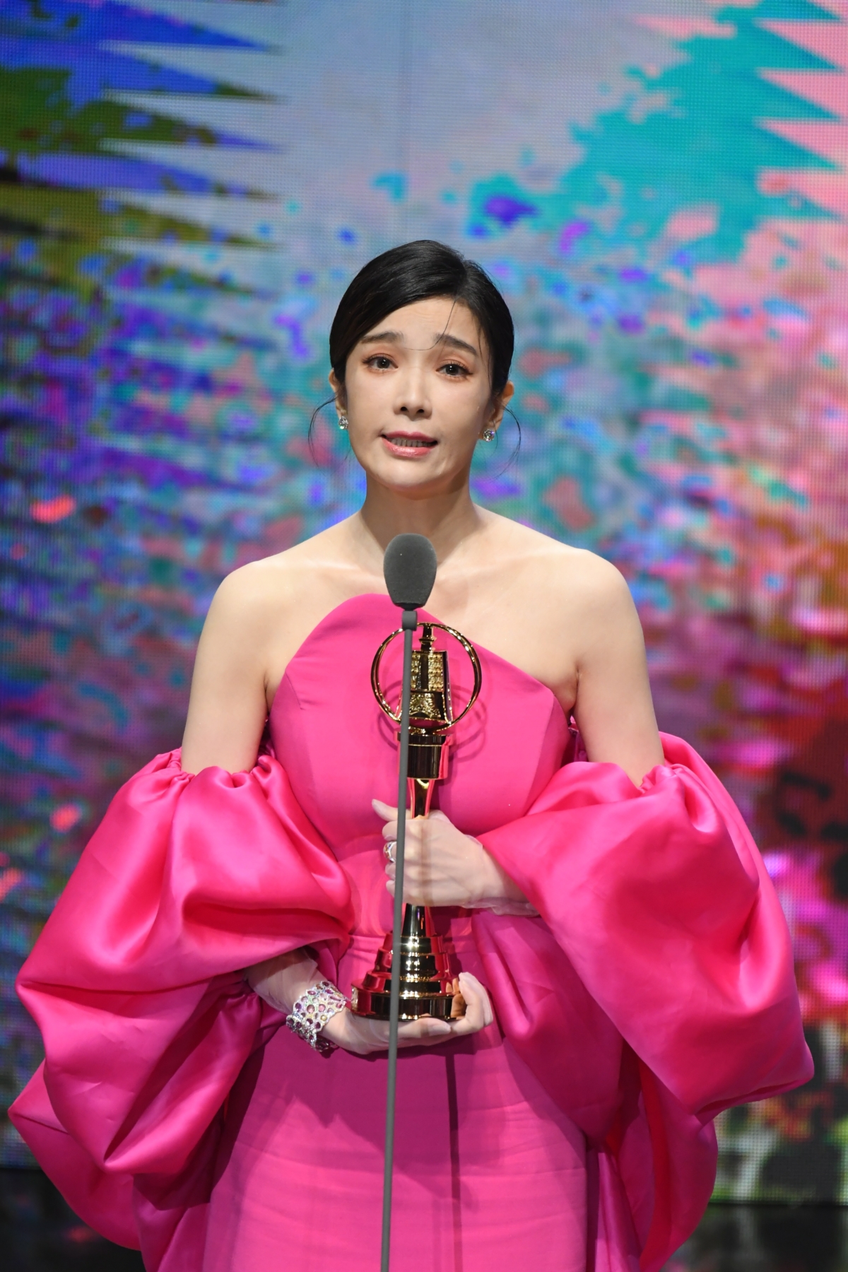 蔡淑臻在演戲第20年摘下金鐘視后,獲獎當下感動落淚。