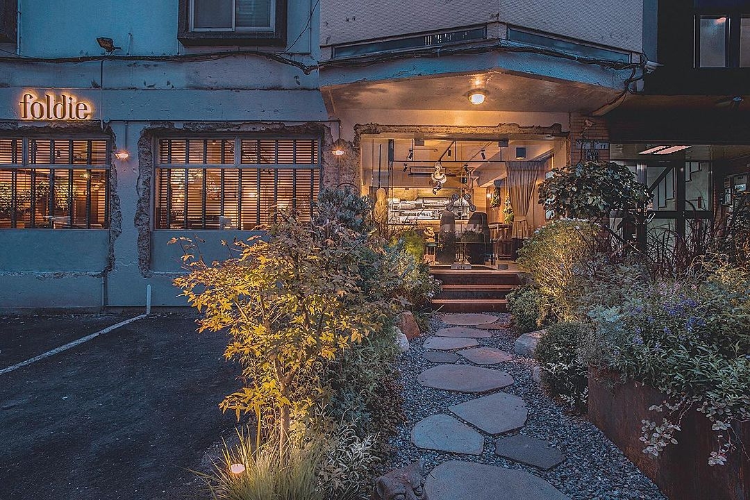 「foldie蔬食餐酒館」外型彷彿迷霧森林的入口。