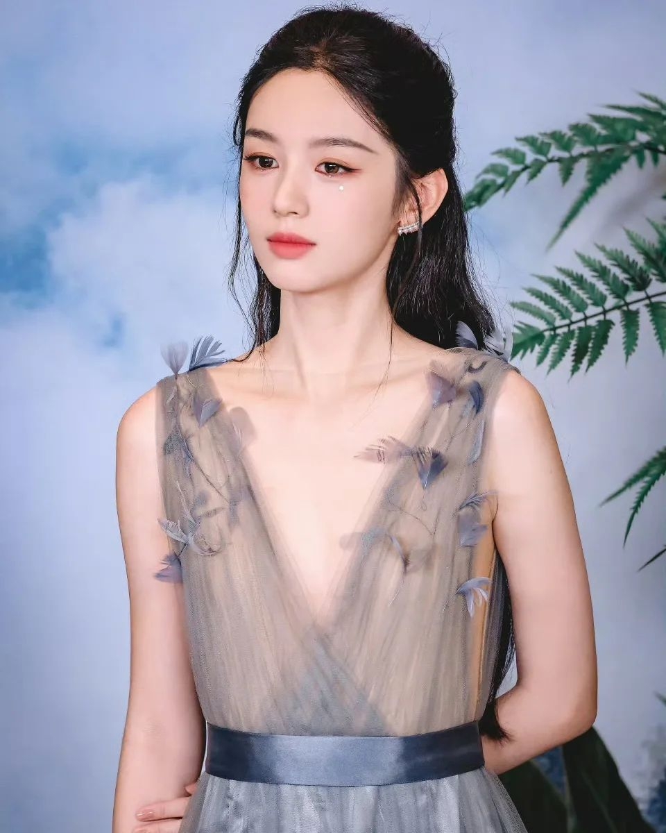 周也紫色薄紗禮服仙氣爆棚。