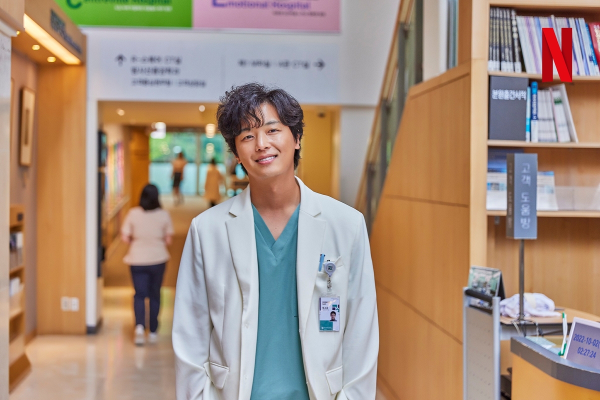 延玗臻飾演古怪的肛門外科醫生「董高允」