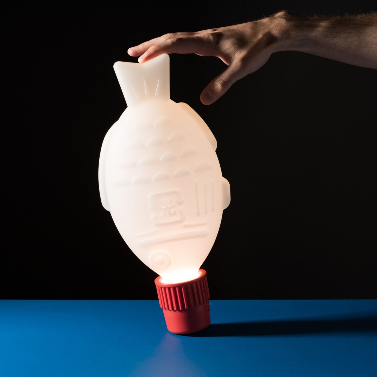 以減少海洋污染為主題製作的醬油魚燈飾