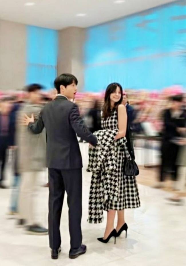 凱蒂身材高挑纖細、臉蛋甜美迷人。