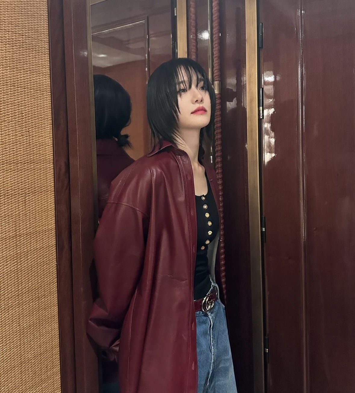 Gucci 全球品牌大使朴圭瑛以一身酒紅色穿搭出席時裝周。