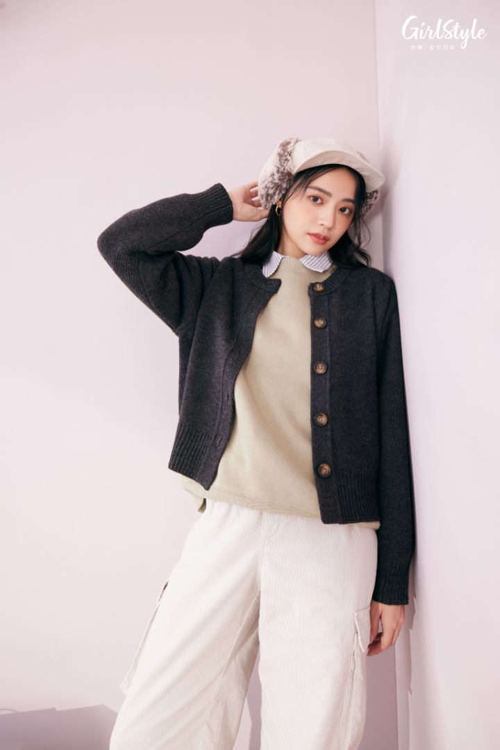 女裝牛津短版襯衫(條紋) NT$690/女裝重磅oversized休閒上衣(長袖) NT$590/女裝圓領開襟外套(長袖) NT$790/女裝燈芯絨降落傘褲 NT$990/飛行帽 NT$590/女裝輕量厚底繫帶靴 NT$1,290