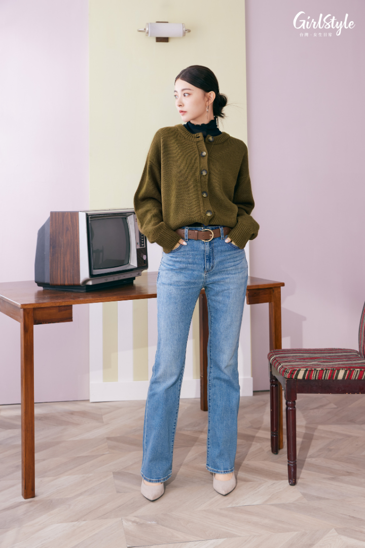 女裝透膚高領T恤(長袖) NT$390/女裝圓領開襟外套(長袖) NT$790/女裝中腰喇叭牛仔褲 NT$990/女裝舒適尖頭鞋 NT$990