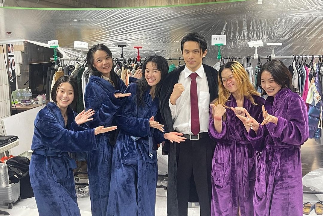 邱偲琹和姚淳耀及其他受害者拍下紀念性合照。