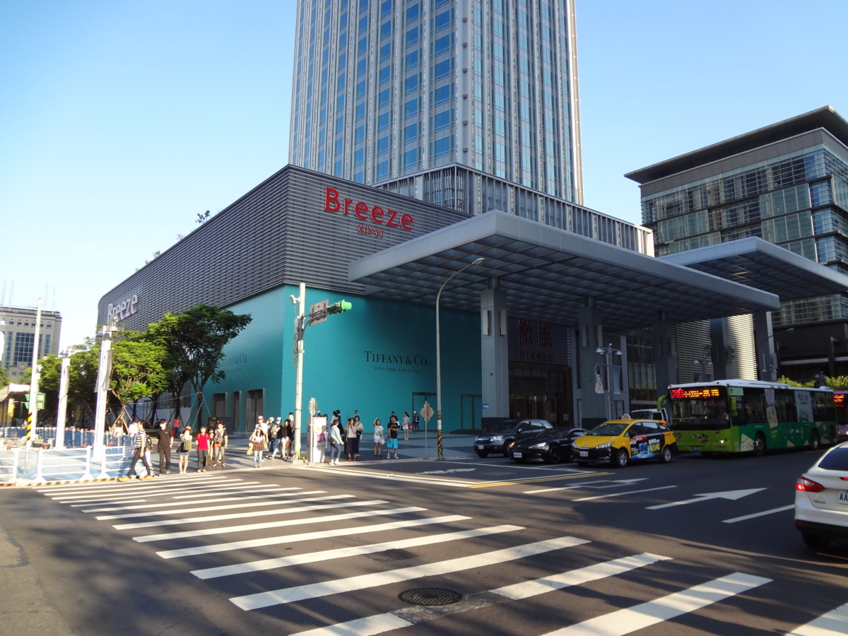 「岩漿火鍋」台北店落腳微風信義。