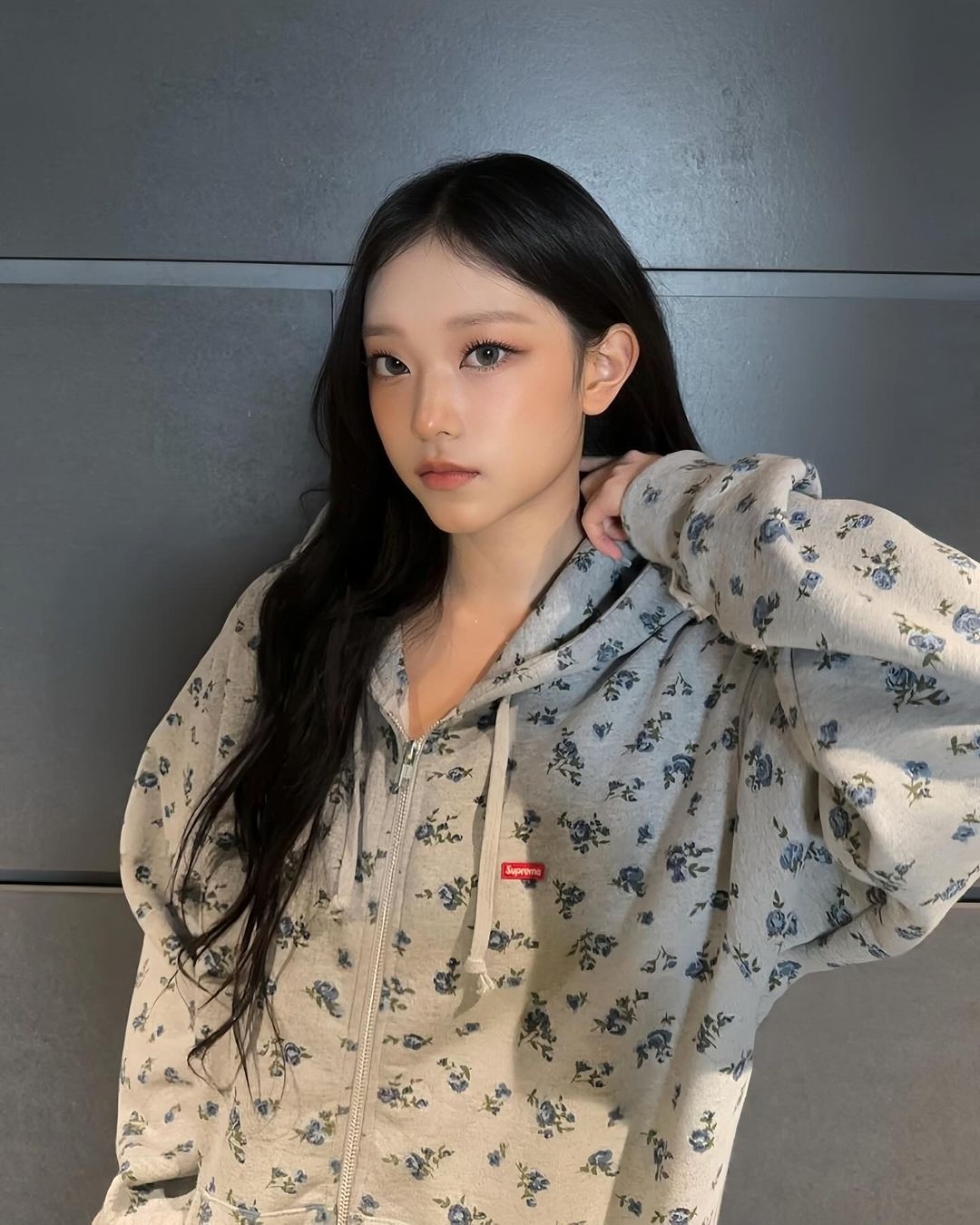 Haerin外套下暗藏性感裝扮。