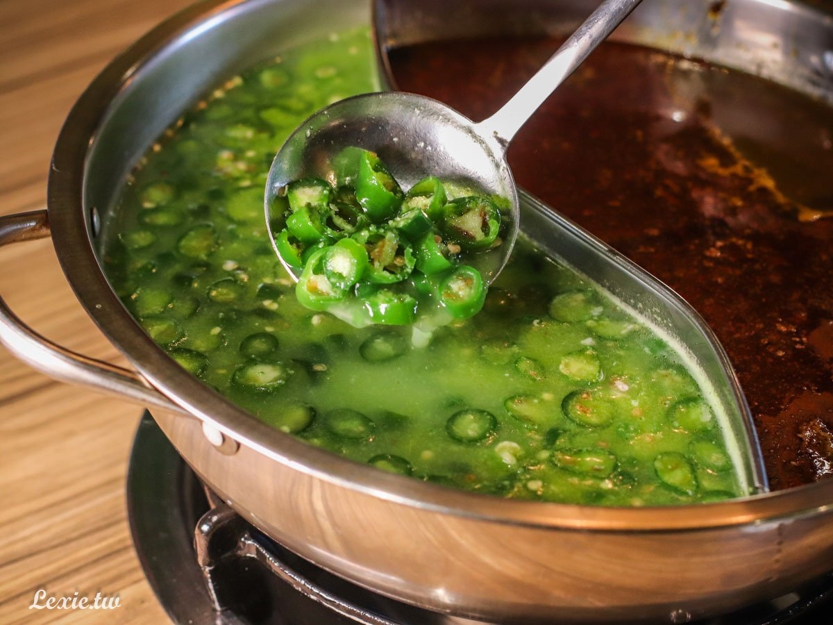 充滿綠色辣椒的青將椒麻湯底是本店招牌湯底